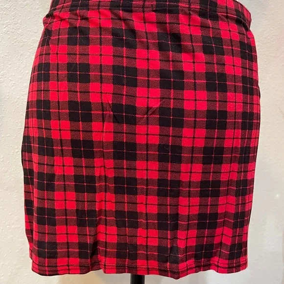 Boohoo Red and Black Mini Plaid Skirt Sz 12 Large - Picture 2 of 5